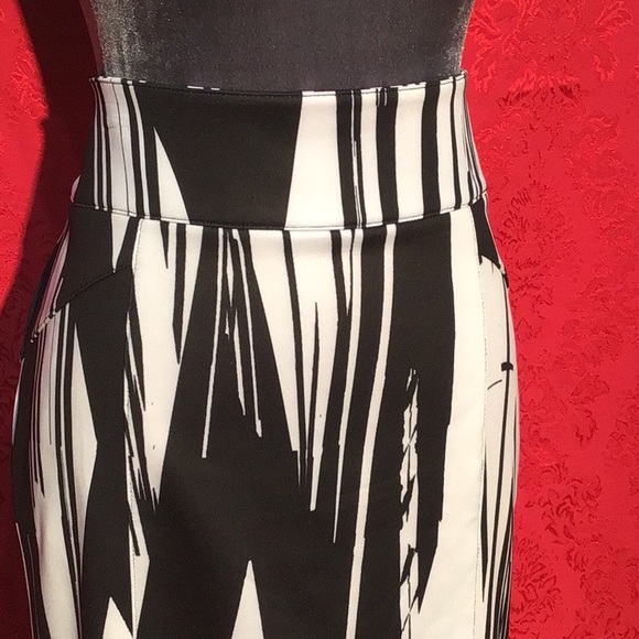 Bisou Bisou black and white abstract print skirt size 8 - Picture 2 of 5